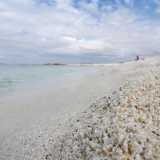 Punta Is Arutas � Al centro della costa occidentale della Sardegna si trova una spiaggia molto particolare, visto che il suo arenile � ricoperto da grani di quarzo bianchi, rosa e verde pallido: uno spettacolo unico